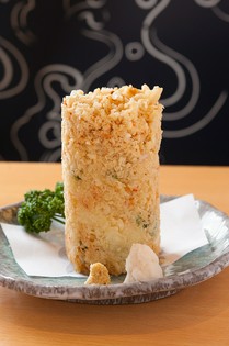 高さ15cm！　板前の勘が培った名物料理『海鮮かきあげ』