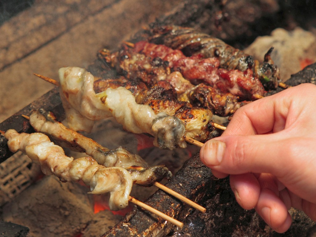 毎朝捌いた鰻の内臓を串に刺し、炭火で焼き上げる『うなぎ串焼』