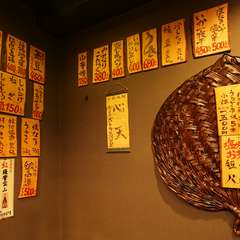 壁の木に手書かれたメニュー表