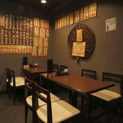 仕事仲間や友人とゆっくりくつろげるテーブル席