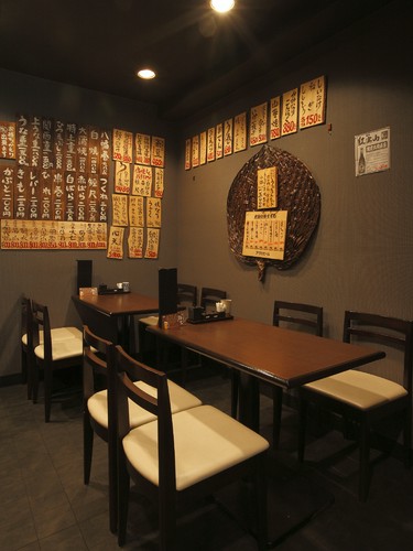 仕事仲間や友人とゆっくりくつろげるテーブル席