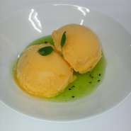 果肉入りマンゴーシャーベット　キウイソース