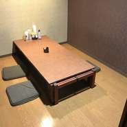 ４名様掘りごたつ席。簡易テーブルで８名様まで対応可能。全３席ございます。