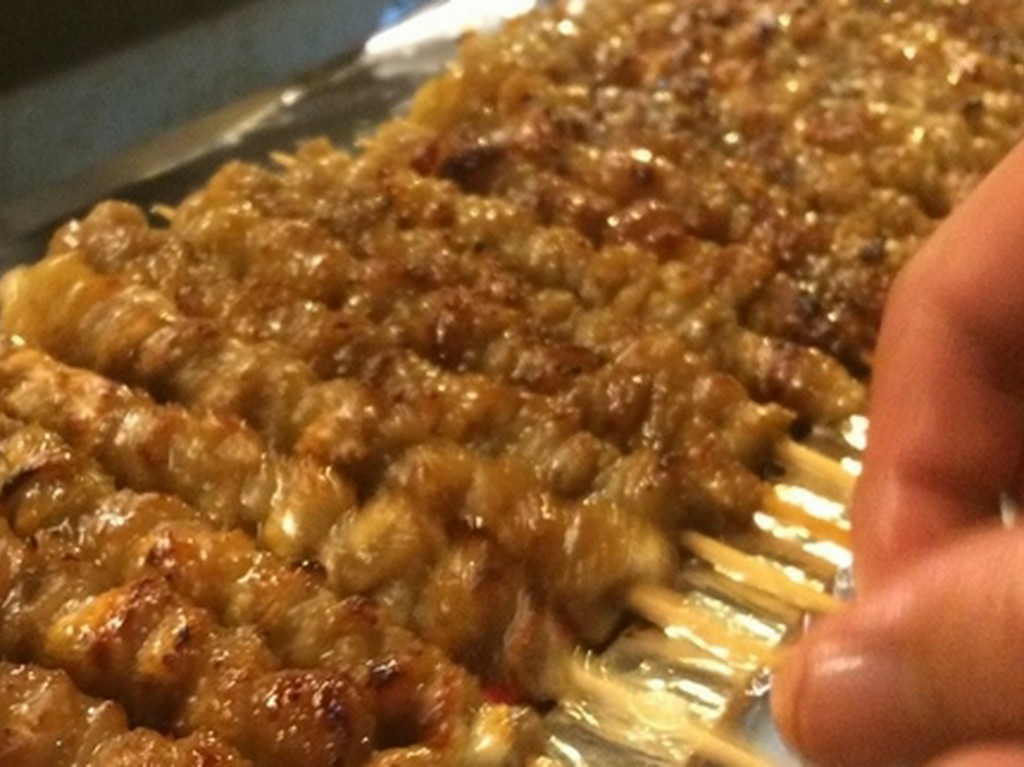 福岡名物のグルグル巻きの皮串！焼いては寝かせを繰り返します！