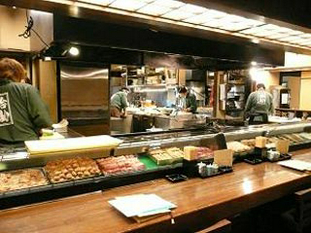 カウンターにならぶ新鮮な食材