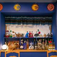 メキシコ国旗をイメージさせるグリーンと赤基調の可愛らしい店内。本物の味をお届けすべく、メキシコの家庭料理を豊富にご用意しております。
 ワカモレやチップスなど人気メニューを詰め込んだコース「2600円～」。