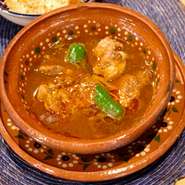 1階にある個室は、６～１０名様の会合に、落ち着いて過ごせます。
メキシコ人も唸る本場の味。
写真は、TV｢タモリ倶楽部」で【世界のモツ煮大賞】を受賞した、テピートの本格料理