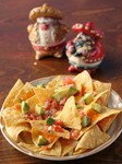 タコスチップにアボガド・サルサをトッピングとろけるチーズ味