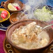 豚の肉や骨、ジャイアントコーンなどを3日間煮込んだスープ。沢山の薬味や野菜といっしょにお楽しみ下さい。出汁をとるところから手づくりにこだわった母の味です。濃厚なスープにたっぷりの野菜、栄養満点の一品！
