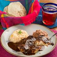 何十種類ものスパイスと唐辛子を石臼で擂り『モレ』の主役になるチョコレートとトマトや玉ねぎ等の野菜を入れ3日かけて贅沢に煮込んだソースです。世界遺産のメキシコ料理を代表する一品。ぜひお召し上がり下さい。