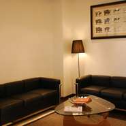 お待ちいただいている時間も、エントランスの座り心地の良いコルビジェでお寛ぎ下さい。