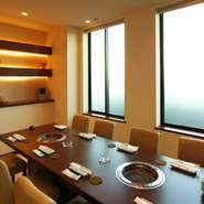 ゆったりと楽しいお食事を楽しんで頂けます様、個室もご用意しております。
テーブル個室は車椅子のままで、ご着席頂けます。
小さなお子様も安心のフラットのお席もございます。係りの者に、お申し付け下さいませ。