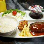 サラダ、ポテト、国産鶏の唐揚げ、ライス、デザート付です
お子様セットのお飲み物は
カルピス、メロンソーダ、オレンジ、アップル、グレープフルーツの中から1杯お選びいただけます