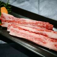 あばらの部位で脂身の多い部位です。塩でお肉の甘味を引き立てます！