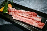 あばらの部位で脂身の多い部位です。塩でお肉の甘味を引き立てます！