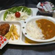 サラダ、ポテト、国産鶏の唐揚げ、デザート付

お子様セットのお飲み物は
カルピス、メロンソーダ、オレンジ、アップル、グレープフルーツの中から1杯お選びいただけます