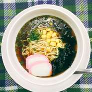 お醤油ベースのラーメンです

お子様セットのお飲み物は
カルピス、メロンソーダ、オレンジ、アップル、グレープフルーツの中から1杯お選びいただけます