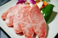 和牛カルビの大トロ部分で、和牛の旨味がたっぷり！