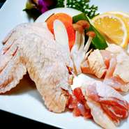 モモ肉、ムネ肉、手羽先の盛合せ、単品もご用意しております。