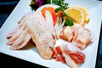 モモ肉、ムネ肉、手羽先の盛合せ、単品もご用意しております。