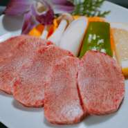 厳選牛タンの喉元に近い部分です。当店の上タンは厚さもあり、うまみがたっぷり！塩が肉の美味しさを引き立てます！