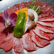 国産牛の盛合せです。
カルビ・ランプロース・ハラミの三種