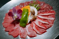 国産牛の盛合せです。
カルビ・ランプロース・ハラミの三種