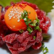 馬肉のユッケです。奈良養鶏さんの美味しいたまごと一緒に絡めてお召し上がりください。

味付けはタレ、塩　お選び頂けます