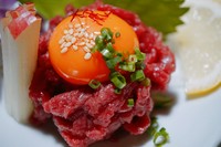 馬肉のユッケです。奈良養鶏さんの美味しいたまごと一緒に絡めてお召し上がりください。

味付けはタレ、塩　お選び頂けます