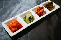 自家製のキムチ盛合わせです。お気に入りのキムチを見つけてください！