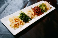 自家製ナムルです。季節のナムルや当店オリジナルのナムルなどを盛合せました。