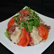 お肉をたっぷり盛付けた当店オリジナルのサラダ　自家製マヨネーズとドレッシングが絶品です！