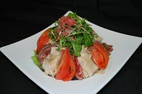 お肉をたっぷり盛付けた当店オリジナルのサラダ　自家製マヨネーズとドレッシングが絶品です！