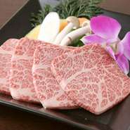 別名ハネシタとも呼ばれ、ロースの中でも最も美しく霜の入った部分です濃厚な肉の旨味を味わえます