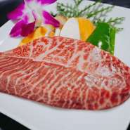 肩甲骨の内側のお肉で、1頭から数キロしか取れない希少部位です