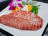 肩甲骨の内側のお肉で、1頭から数キロしか取れない希少部位です