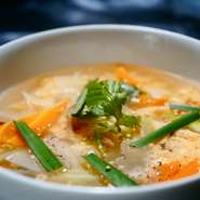 奈良養鶏さんの卵をたっぷり使用したふわふわのスープです。お子様にもオススメです！