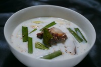 コラーゲンたっぷり　牛の尻尾のお肉を一緒にお召し上がり下さい！店長オススメの一品です