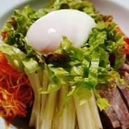 自家製のピリ辛だれが食欲増進！一度食べたらはまるかも?!
韓国麺でお作りしております。