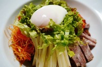自家製のピリ辛だれが食欲増進！一度食べたらはまるかも?!
韓国麺でお作りしております。