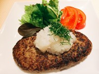 オニオンソース  250g

サラダ・漬もの・ライス・スープ付

ご注文いただいてから調理するので15分ほどお時間を頂戴します