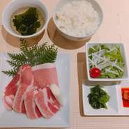 塩or特製味噌  
カルビ・ロース・肩ロースの三種   150g

ロース、肩ロースは版が大きいので
焼いた後にハサミで切っていただくと
召し上がりやすいです