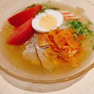 グランドメニューでも人気の冷麺
単品と同じお値段なので、ランチはめお得です

サラダ・漬もの・ライス・スープ付
ライス1膳サービス