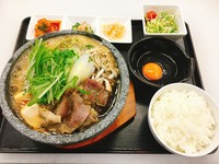 アツアツの石鍋でご提供いたします
　　　　　美味しい【奈良養鶏さんの卵】をからめてお召し上がりください

サラダ・漬もの・ライス・たまご付

たまご１個・ライスお替りできます