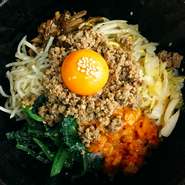 定番の石焼きビビンバ

こだわりの奈良養鶏さんのタマゴを混ぜてお召し上がりください

サラダ・漬もの・スープ付
ライス大盛サービス