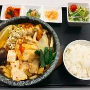 アツアツの石鍋でご提供いたします

サラダ・漬もの・ライス付
ライスお替りできます
　　　　　　　　　　　　
ボリュームたっぷりです