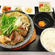 アツアツの石鍋でご提供いたします
　　　　　美味しい【奈良養鶏さんの卵】をからめてお召し上がりください

サラダ・漬もの・ライス・たまご付

たまご１個・ライスお替りできます