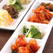 当店自慢のキムチとナムルです。当店オリジナルの季節ナムルもございます！旬の味をお楽しみ下さい。
