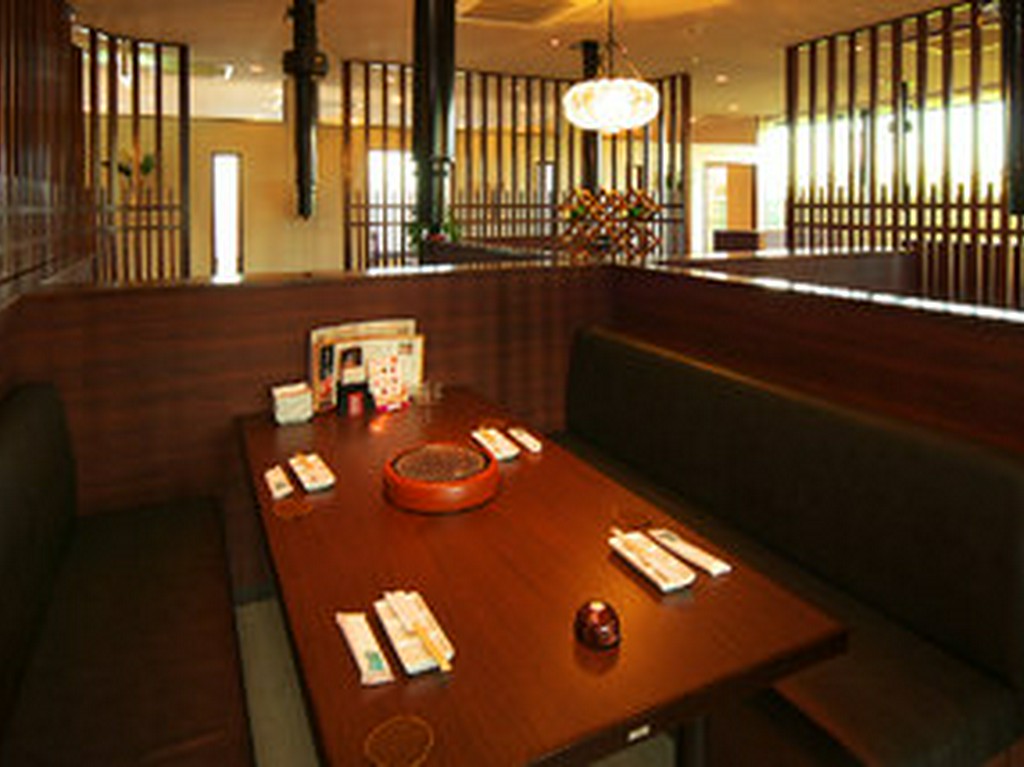 『アジアンモダンな店内でお寛ぎください』