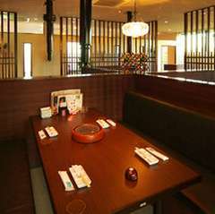 『アジアンモダンな店内でお寛ぎください』